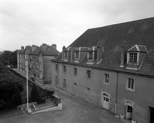 Partie droite de l'ancienne caserne : ancien manège et logement plus récent. © Région Bourgogne-Franche-Comté, Inventaire du patrimoine