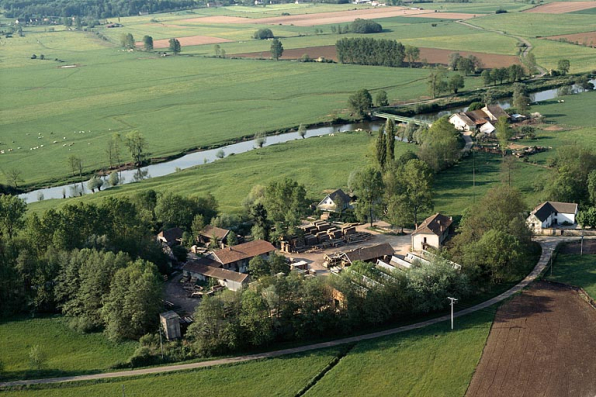 Vue aérienne depuis la rive droite de l'Ognon : vue éloignée. © Région Bourgogne-Franche-Comté, Inventaire du patrimoine