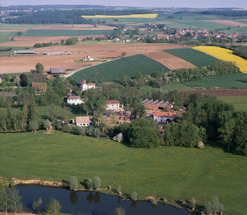 Vue aérienne depuis le sud. © Région Bourgogne-Franche-Comté, Inventaire du patrimoine
