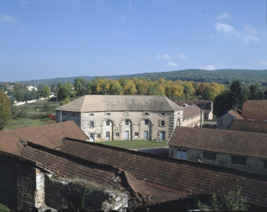 Vue plongeante sur le magasin en quart de cercle en 1989. © Région Bourgogne-Franche-Comté, Inventaire du patrimoine Vue plongeante sur le magasin en quart de cercle en 1989. © Région Bourgogne-Franche-Comté, Inventaire du patrimoine