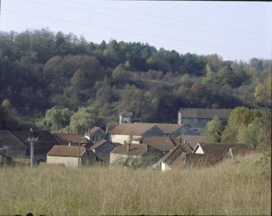 Vue d'ensemble depuis l'est en 1989. © Région Bourgogne-Franche-Comté, Inventaire du patrimoine Vue d'ensemble depuis l'est en 1989. © Région Bourgogne-Franche-Comté, Inventaire du patrimoine