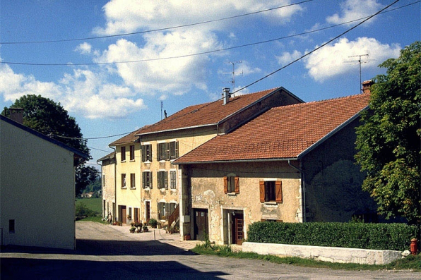 Vue générale de l'ensemble maison, fabrique de mètres et ferme. © Région Bourgogne-Franche-Comté, Inventaire du patrimoine