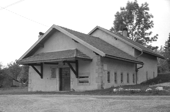 Façade antérieure de la fromagerie des Communailles, à Longchaumois, vue de trois quarts. © Région Bourgogne-Franche-Comté, Inventaire du patrimoine