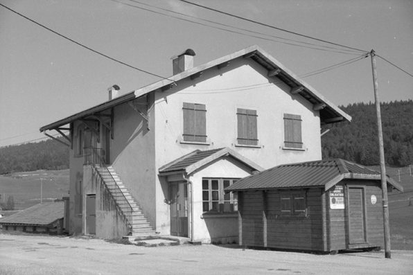 Façades sud-ouest et nord-ouest vues de trois quarts. © Région Bourgogne-Franche-Comté, Inventaire du patrimoine