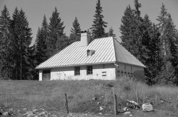 Vue générale de la façade antérieure du chalet d'estive du Petit Boulu. © Région Bourgogne-Franche-Comté, Inventaire du patrimoine