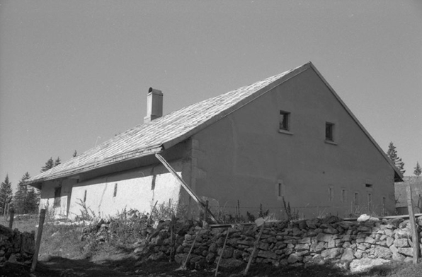 Façade antérieure et face droite. © Région Bourgogne-Franche-Comté, Inventaire du patrimoine