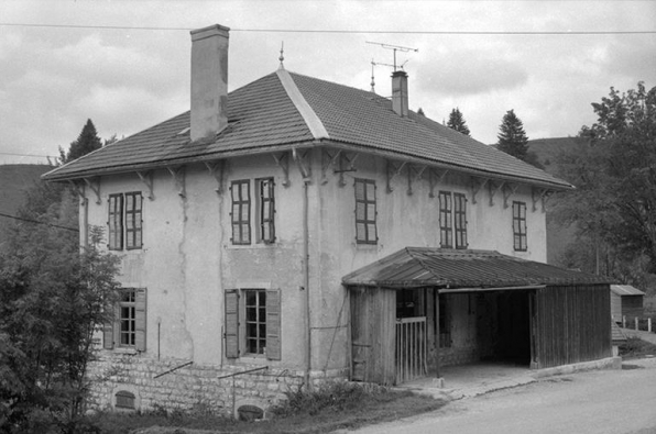 Façade antérieure et face gauche vues de trois quarts. © Région Bourgogne-Franche-Comté, Inventaire du patrimoine
