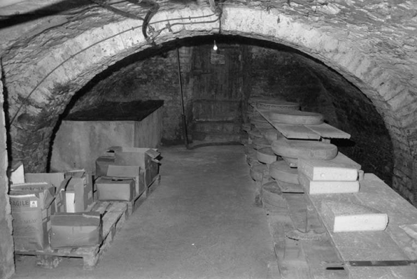 Intérieur de la cave d'affinage. © Région Bourgogne-Franche-Comté, Inventaire du patrimoine
