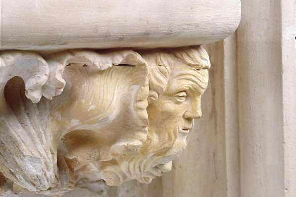 Grande console orientale : détail, tête à l'angle droit de la console orientale, vu de profil. © Région Bourgogne-Franche-Comté, Inventaire du patrimoine