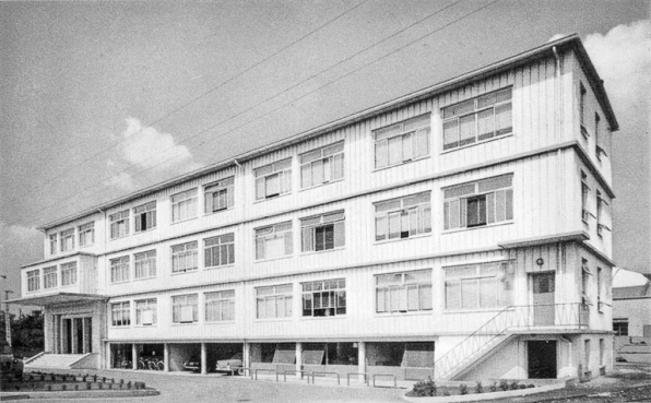Exemple de construction dans les années 1950 : immeuble servant de siège à la C.M.F., à Florange (Moselle). © Région Bourgogne-Franche-Comté, Inventaire du patrimoine