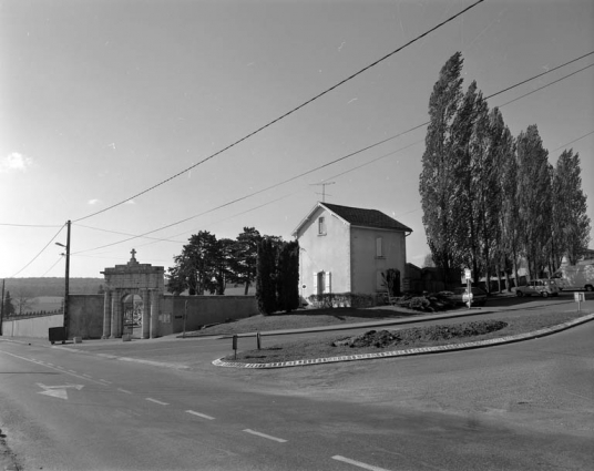 Vue de la maison du gardien et du portail d'entrée, depuis la rue. © Région Bourgogne-Franche-Comté, Inventaire du patrimoine