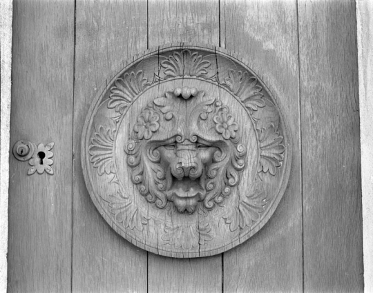 Détail de la sculpture de la porte. © Région Bourgogne-Franche-Comté, Inventaire du patrimoine