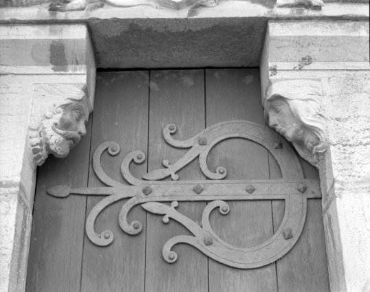 Détail de la penture de la porte. © Région Bourgogne-Franche-Comté, Inventaire du patrimoine