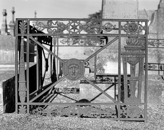 Tombeau de Joseph Roland, maître de forges : détail de la clôture. © Région Bourgogne-Franche-Comté, Inventaire du patrimoine