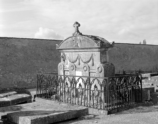 Tombeau des familles Petiet et Petitguyot, de trois quarts droit. © Région Bourgogne-Franche-Comté, Inventaire du patrimoine