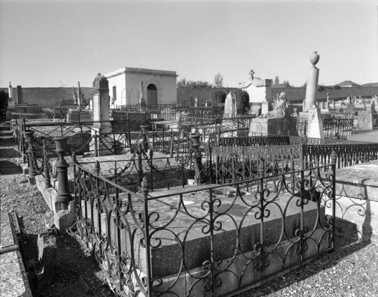 Vue partielle de la partie ancienne avec clôtures de tombeaux en ferronnerie. © Région Bourgogne-Franche-Comté, Inventaire du patrimoine