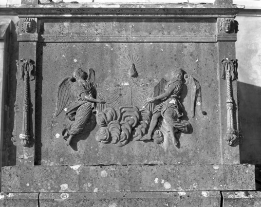 Détail du bas-relief sur la façade latérale droite. © Région Bourgogne-Franche-Comté, Inventaire du patrimoine