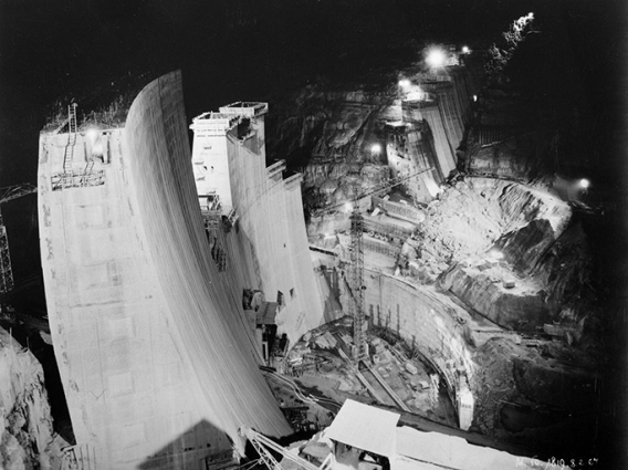 Barrage - Vue générale depuis R.D. aval des plots en cours de bétonnage (de nuit). © Région Bourgogne-Franche-Comté, Inventaire du patrimoine