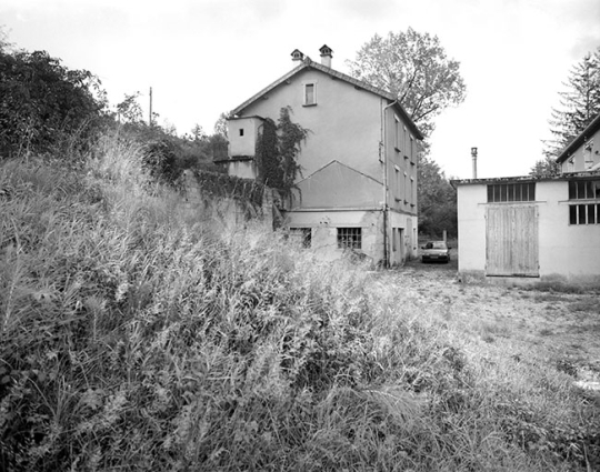 Vue d'ensemble du logement d'ouvriers : façades postérieure et latérale droite. © Région Bourgogne-Franche-Comté, Inventaire du patrimoine