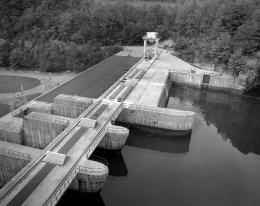 Evacuateur de crue et toiture de l'usine. © Région Bourgogne-Franche-Comté, Inventaire du patrimoine