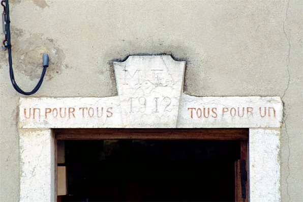 Linteau de la porte d'entrée. © Région Bourgogne-Franche-Comté, Inventaire du patrimoine