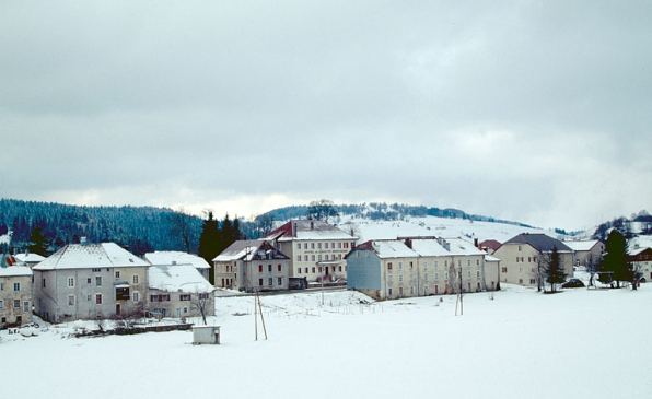 Vue d'ensemble depuis le nord-est, en hiver. © Région Bourgogne-Franche-Comté, Inventaire du patrimoine