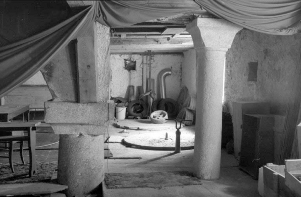 Meule gisante et colonnes (1er étage de soubassement). © Région Bourgogne-Franche-Comté, Inventaire du patrimoine