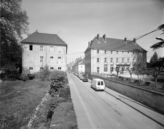 A gauche de la rue : façade antérieure de l'immeuble AY17, à droite : façade sur parc de la Maison des Associations Grayloises. © Région Bourgogne-Franche-Comté, Inventaire du patrimoine