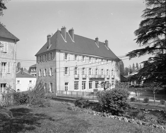 Partie gauche du couvent devenue Maison des Associations Grayloises, façade postérieure et latérale droite. © Région Bourgogne-Franche-Comté, Inventaire du patrimoine