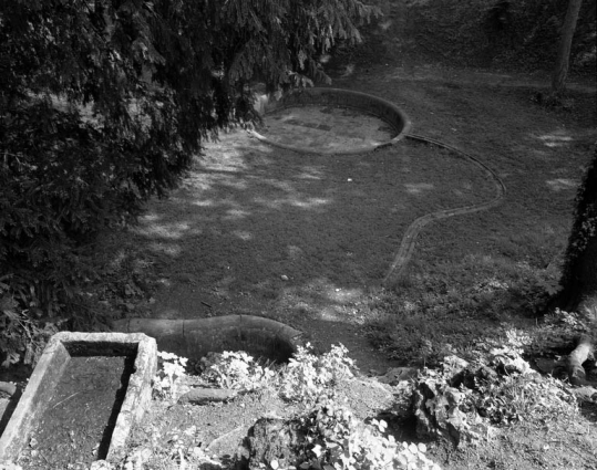 Parc de la Maison des Associations : détail des bassins étagés, aménagés dans l'excavation. © Région Bourgogne-Franche-Comté, Inventaire du patrimoine