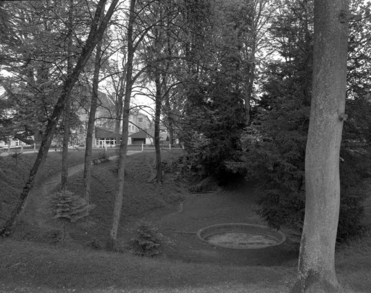 Parc de la Maisons des Association : détail d'une partie de l'excavation aménagée en jardin. © Région Bourgogne-Franche-Comté, Inventaire du patrimoine