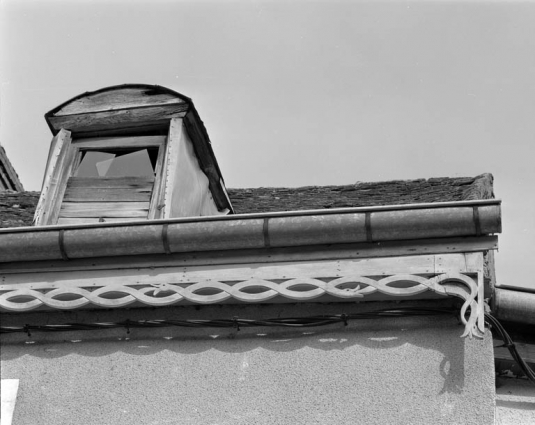 Détail de la frise en bois sous la rive du toit de la façade antérieure. © Région Bourgogne-Franche-Comté, Inventaire du patrimoine