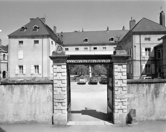 Vue d'ensemble depuis la rue. © Région Bourgogne-Franche-Comté, Inventaire du patrimoine