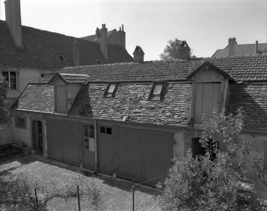Bâtiment annexe construit dans la cour, autrefois jardin régulier. © Région Bourgogne-Franche-Comté, Inventaire du patrimoine