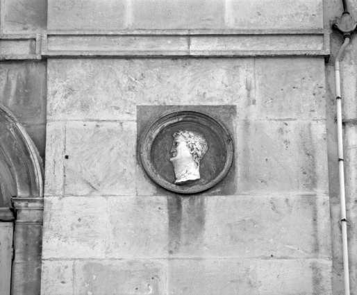 Détail : tête d'empereur romain, à droite de la façade principale. © Région Bourgogne-Franche-Comté, Inventaire du patrimoine