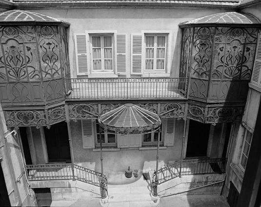 Façade antérieure sur cour, de face, vue plongeante. © Région Bourgogne-Franche-Comté, Inventaire du patrimoine