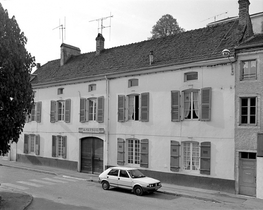 Façade antérieure, de trois quarts droit. © Région Bourgogne-Franche-Comté, Inventaire du patrimoine