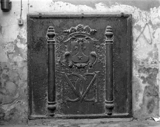 Détail d'une plaque de cheminée, dans le couloir à gauche de la chapelle, avec les armoiries des carmélites. © Région Bourgogne-Franche-Comté, Inventaire du patrimoine