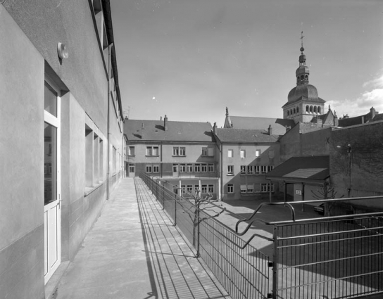 Façade postérieure du bâtiment donnant place de la Sous-Préfecture, depuis le fond de la cour. © Région Bourgogne-Franche-Comté, Inventaire du patrimoine