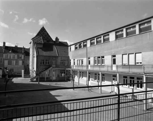 Vue de la cour montrant à l'arrière-plan la maison située 12 rue des Terreaux, acquise au 20E siècle. © Région Bourgogne-Franche-Comté, Inventaire du patrimoine