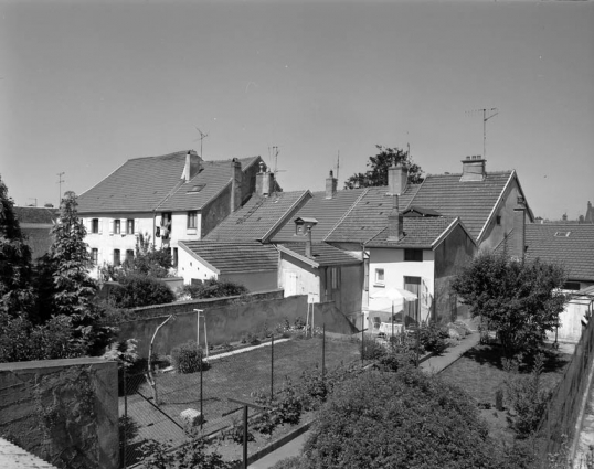 Jardin en terrasse aménagé sur les anciens remparts de la ville. © Région Bourgogne-Franche-Comté, Inventaire du patrimoine