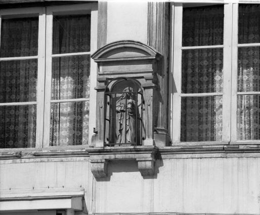 Maison du 16e siècle, 13 et 14 place de Gaulle : détail d'une niche située sur la façade postérieure. © Région Bourgogne-Franche-Comté, Inventaire du patrimoine