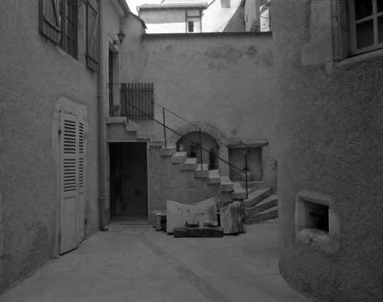 Vue de l'escalier desservant le logement droit sur cour. © Région Bourgogne-Franche-Comté, Inventaire du patrimoine