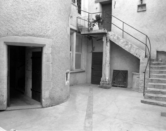 Vue de l'escalier extérieur en équerre sur façade postérieure de la partie droite de l'édifice. © Région Bourgogne-Franche-Comté, Inventaire du patrimoine