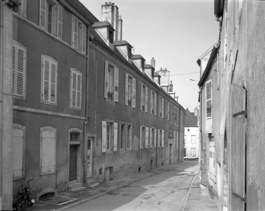 Façade antérieure du bâtiment 5 rue de la Petite Fontaine, de trois quarts gauche. © Région Bourgogne-Franche-Comté, Inventaire du patrimoine
