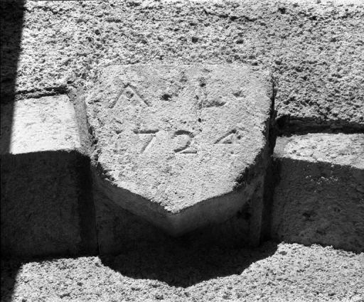 Porte cochère sur façade latérale droite : détail de l'écu portant date et monogramme. © Région Bourgogne-Franche-Comté, Inventaire du patrimoine