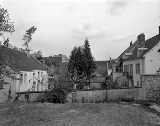 Vue des façades sur cour depuis la parcelle voisine. © Région Bourgogne-Franche-Comté, Inventaire du patrimoine