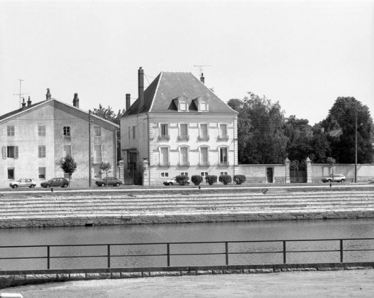 Vue d'ensemble éloignée, de trois quarts gauche. © Région Bourgogne-Franche-Comté, Inventaire du patrimoine