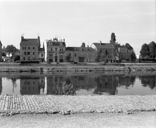 Vue d'ensemble de l'édifice avec les maisons voisines, depuis le quai Villeneuve. © Région Bourgogne-Franche-Comté, Inventaire du patrimoine