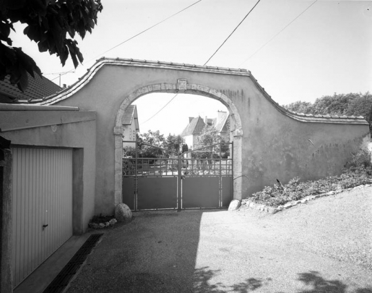 Le portail d'entrée situé rue de Rigny-Fontaine. © Région Bourgogne-Franche-Comté, Inventaire du patrimoine